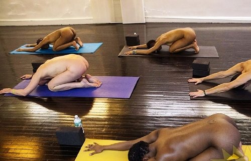 Des hommes et des femmes font du yoga tout nu