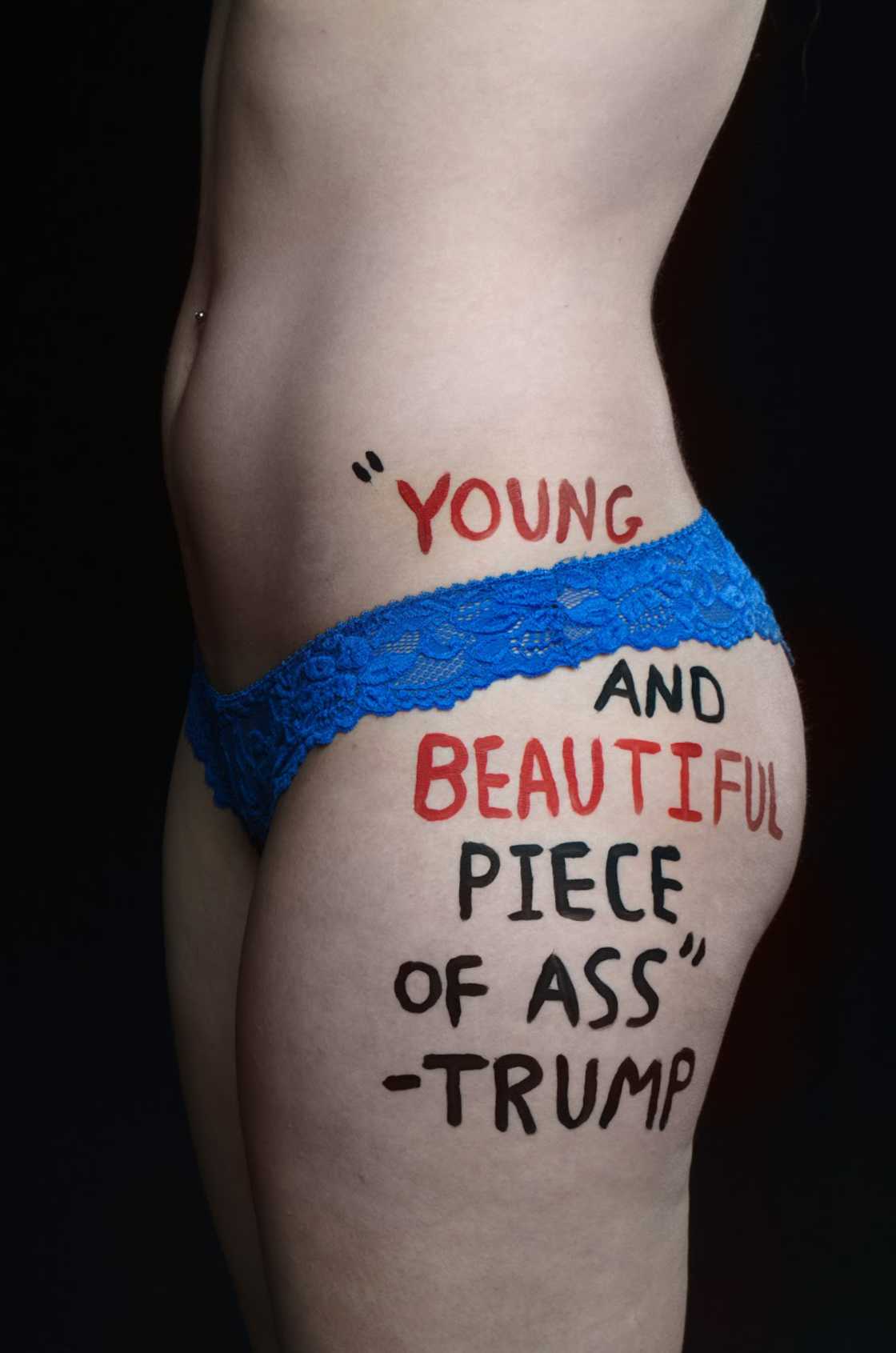 QUand une Photographe de 18 ans inscrit des citations de Donald Trump sur le corps des femmes