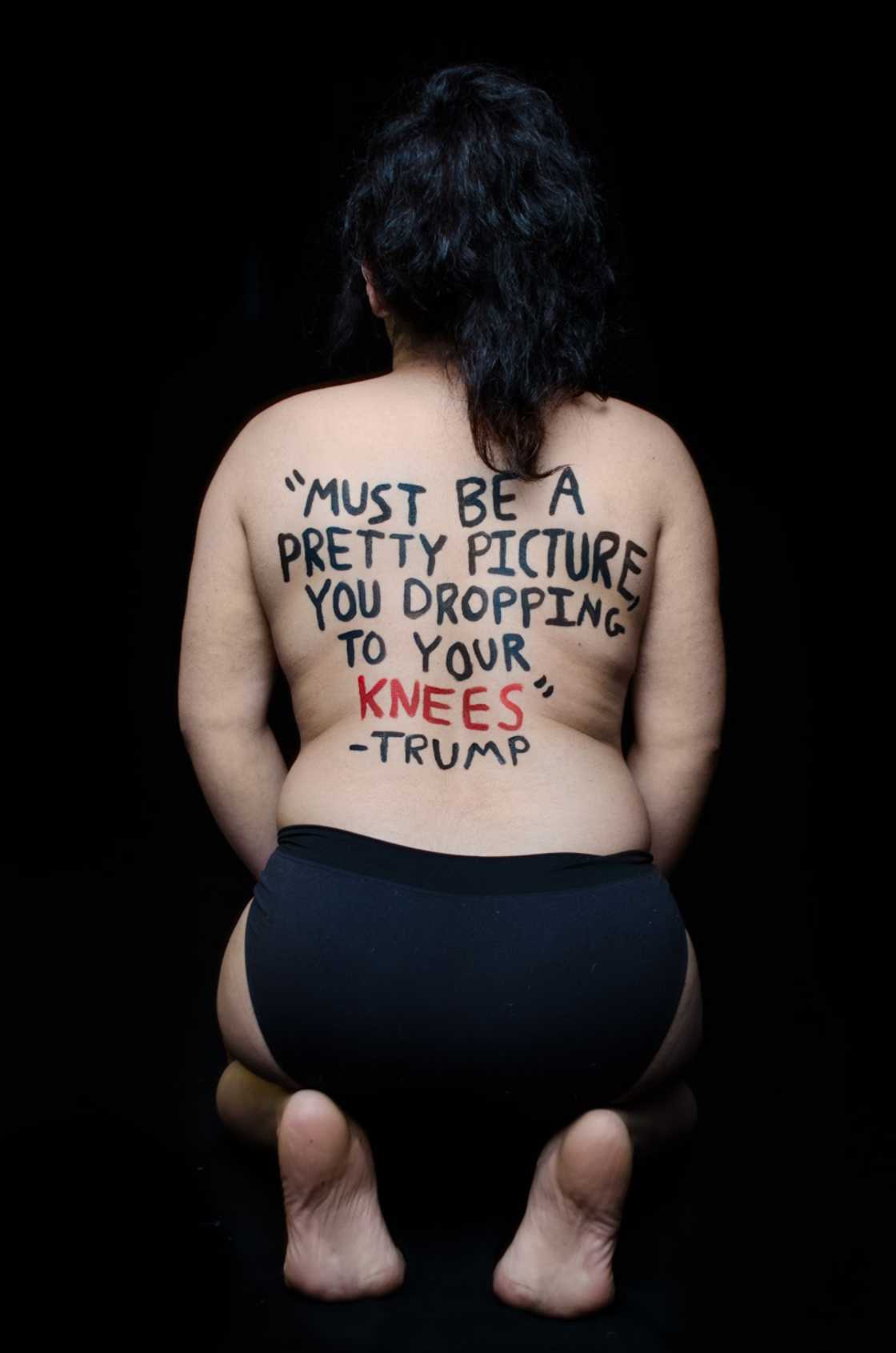 QUand une Photographe de 18 ans inscrit des citations de Donald Trump sur le corps des femmes
